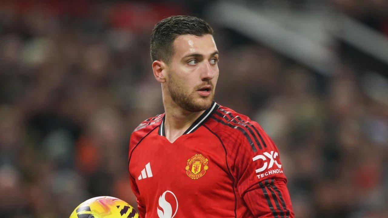 Diogo Dalot: Pilar Konsisten Manchester United di Tengah Badai Pergantian Manajer